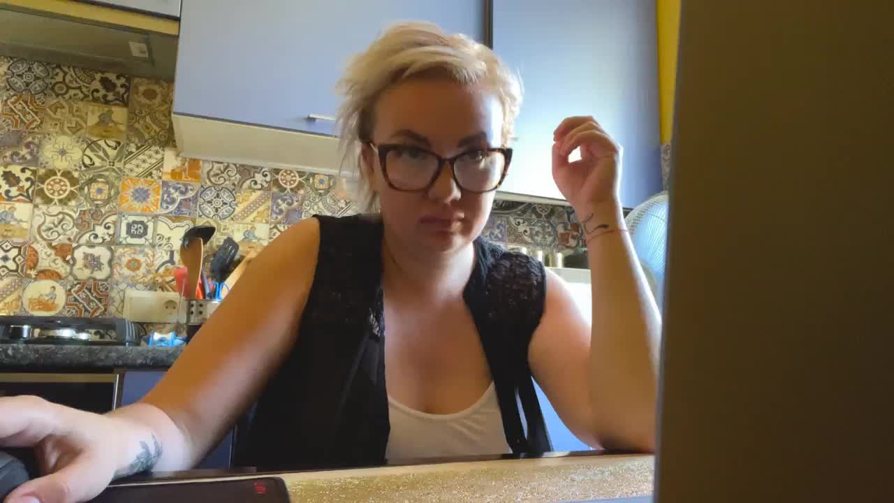 Oksana494 Adult Chat August 12, 2025