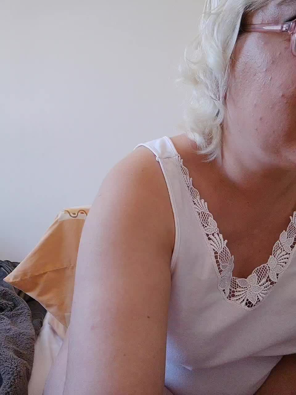 Vika211 Adult Chat August 12, 2025