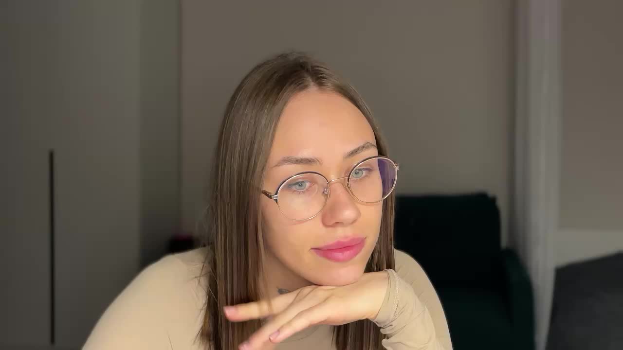 v_-_-_v Adult Chat August 13, 2025