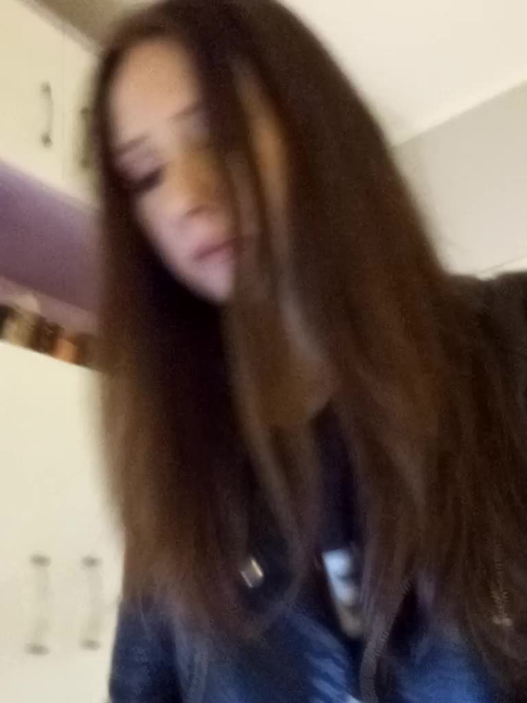 Ellie_13 Adult Chat August 17, 2025