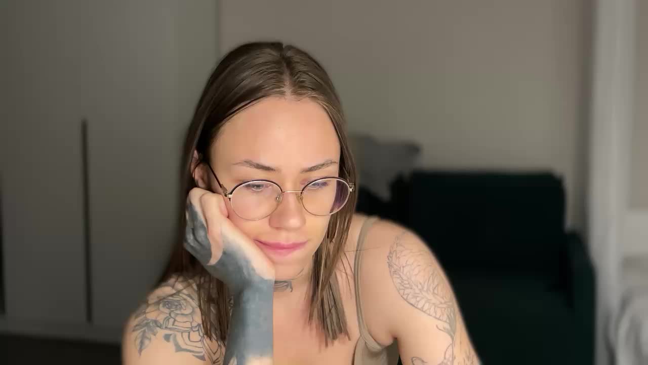 v_-_-_v Adult Chat August 18, 2025