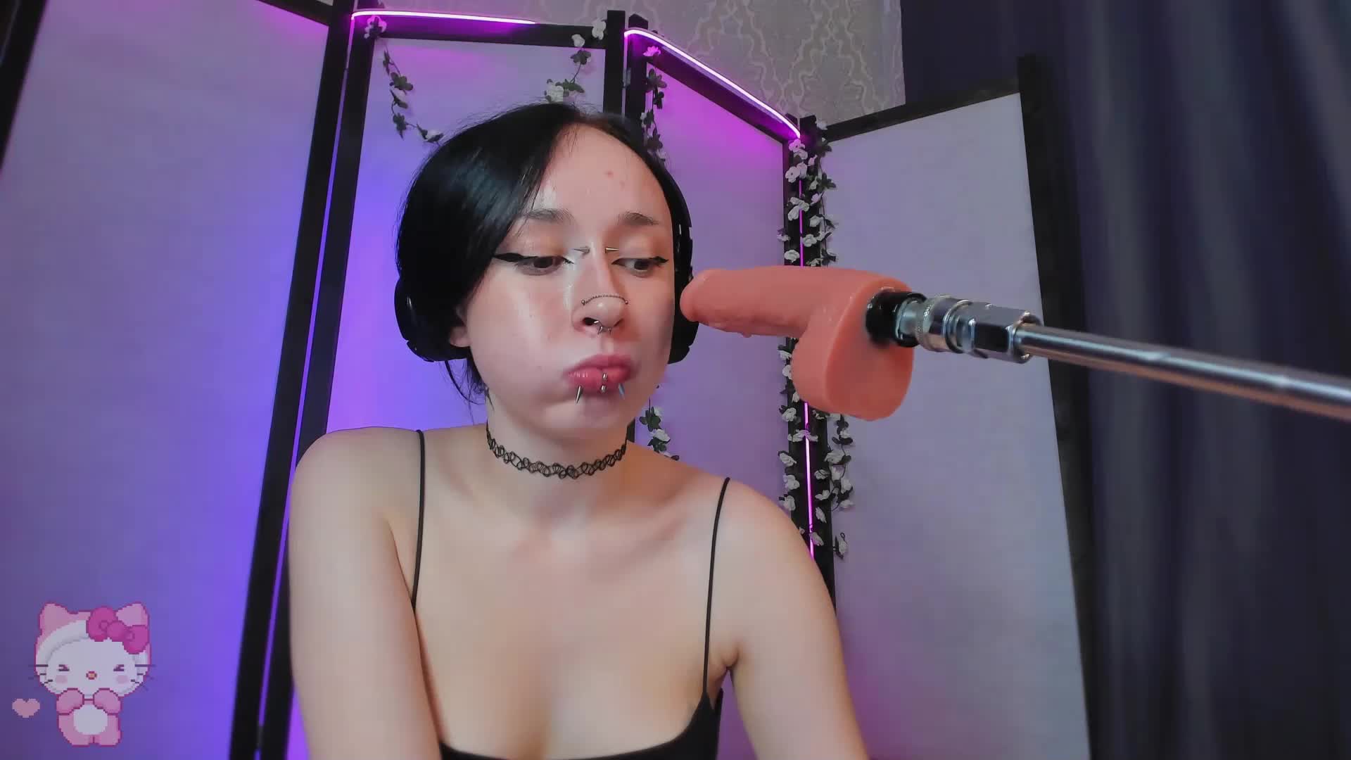 Juicy-Vikki Adult Chat August 19, 2025