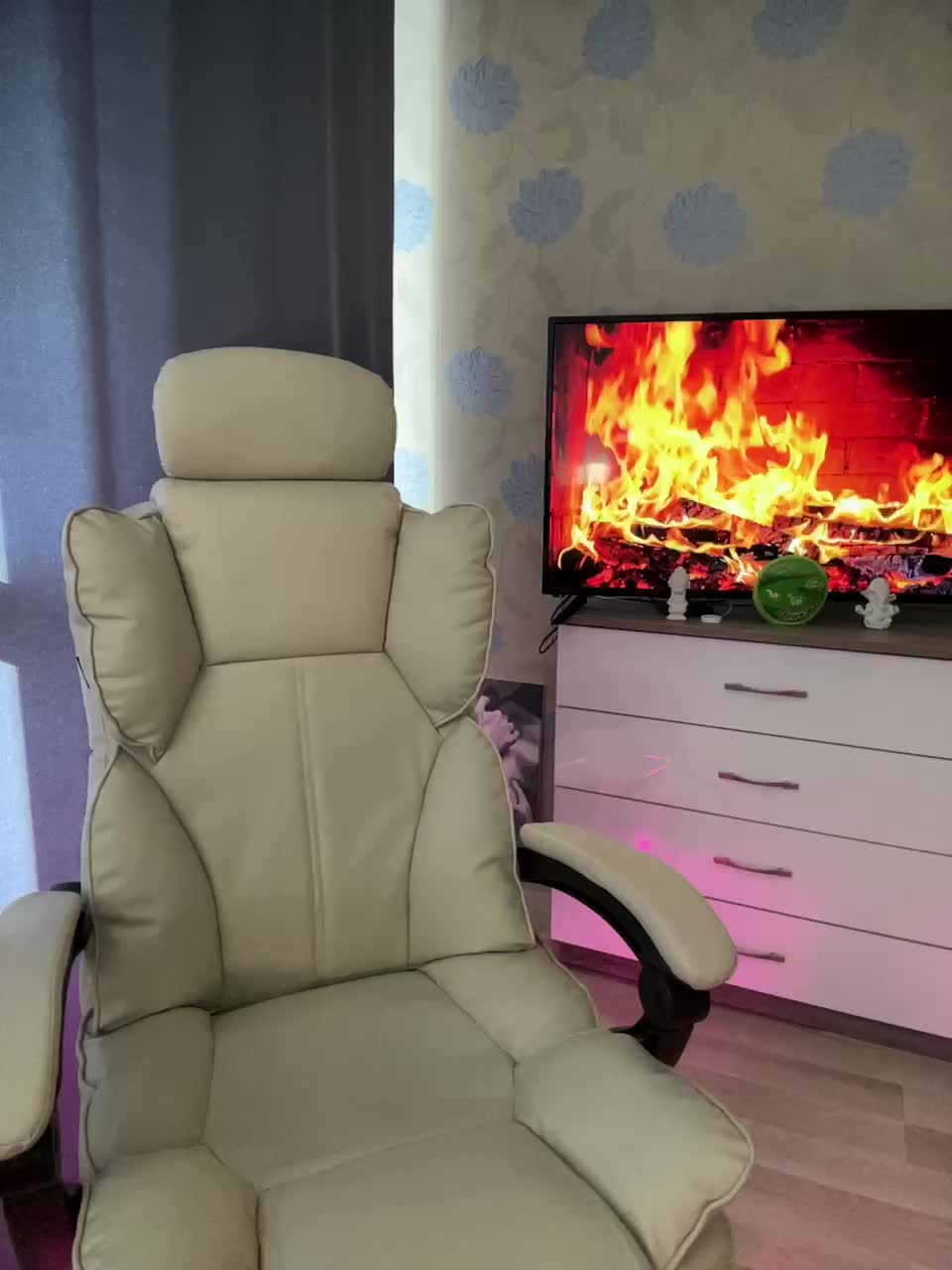 YMNICHKA Adult Chat August 23, 2025