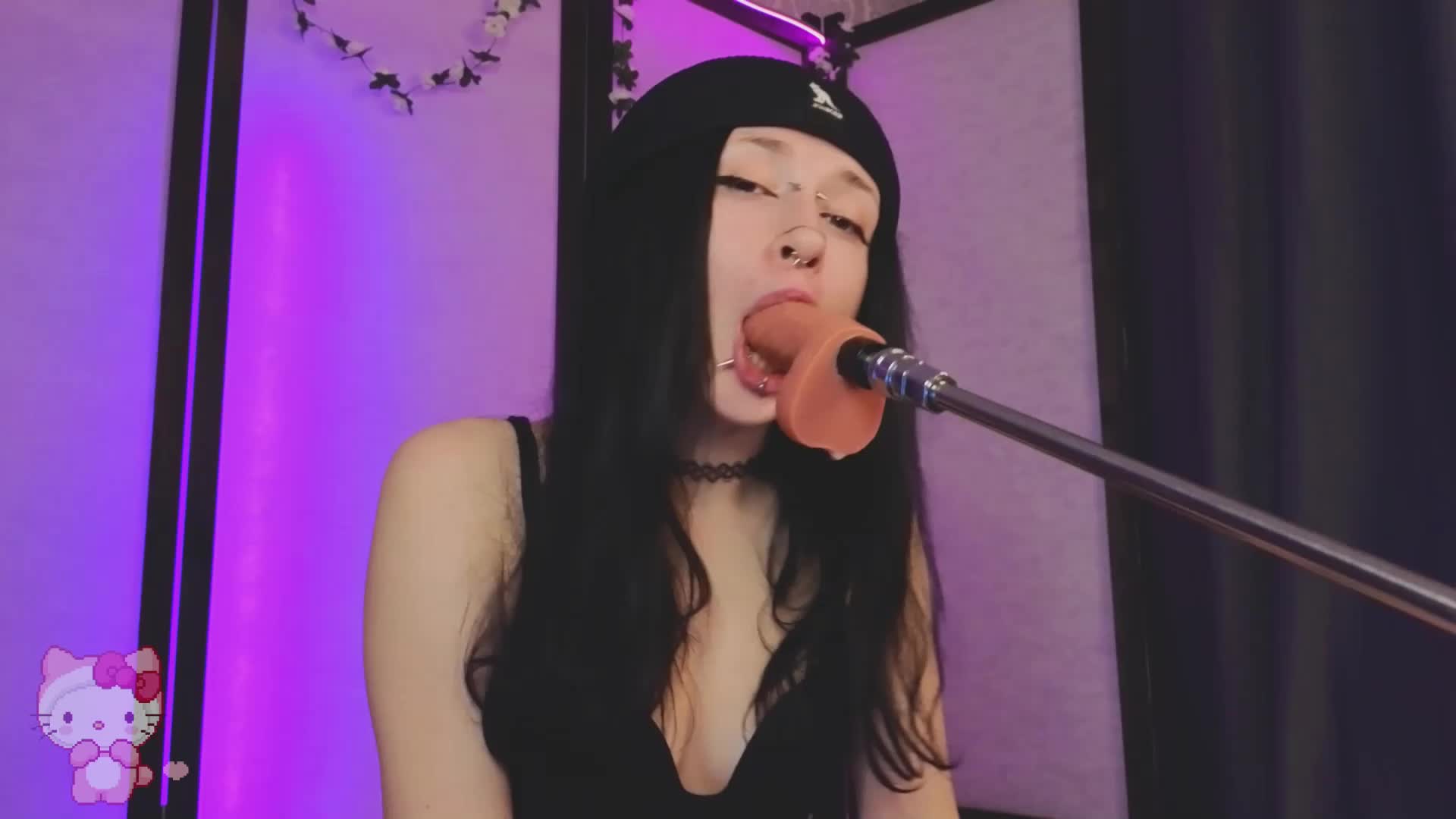 Juicy-Vikki Adult Chat August 25, 2025