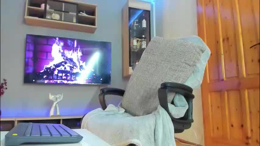 mistressellie Adult Chat August 25, 2025