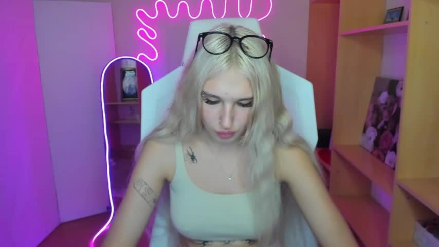 EvelinaLuu Adult Chat August 25, 2025