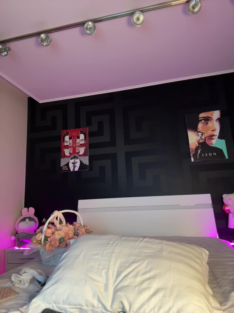 -Sara- Adult Chat September 11, 2025