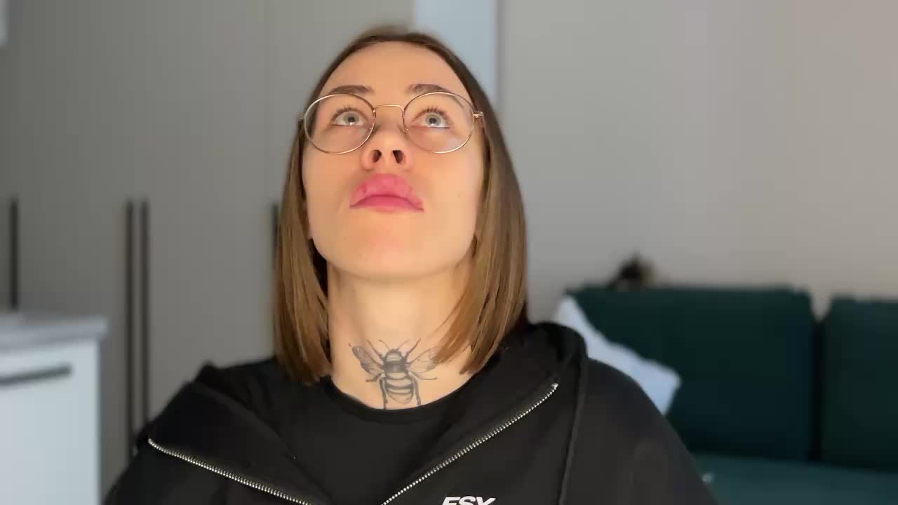 v_-_-_v Adult Chat September 17, 2025