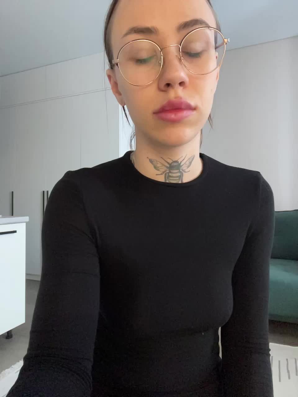 v_-_-_v Adult Chat September 17, 2025