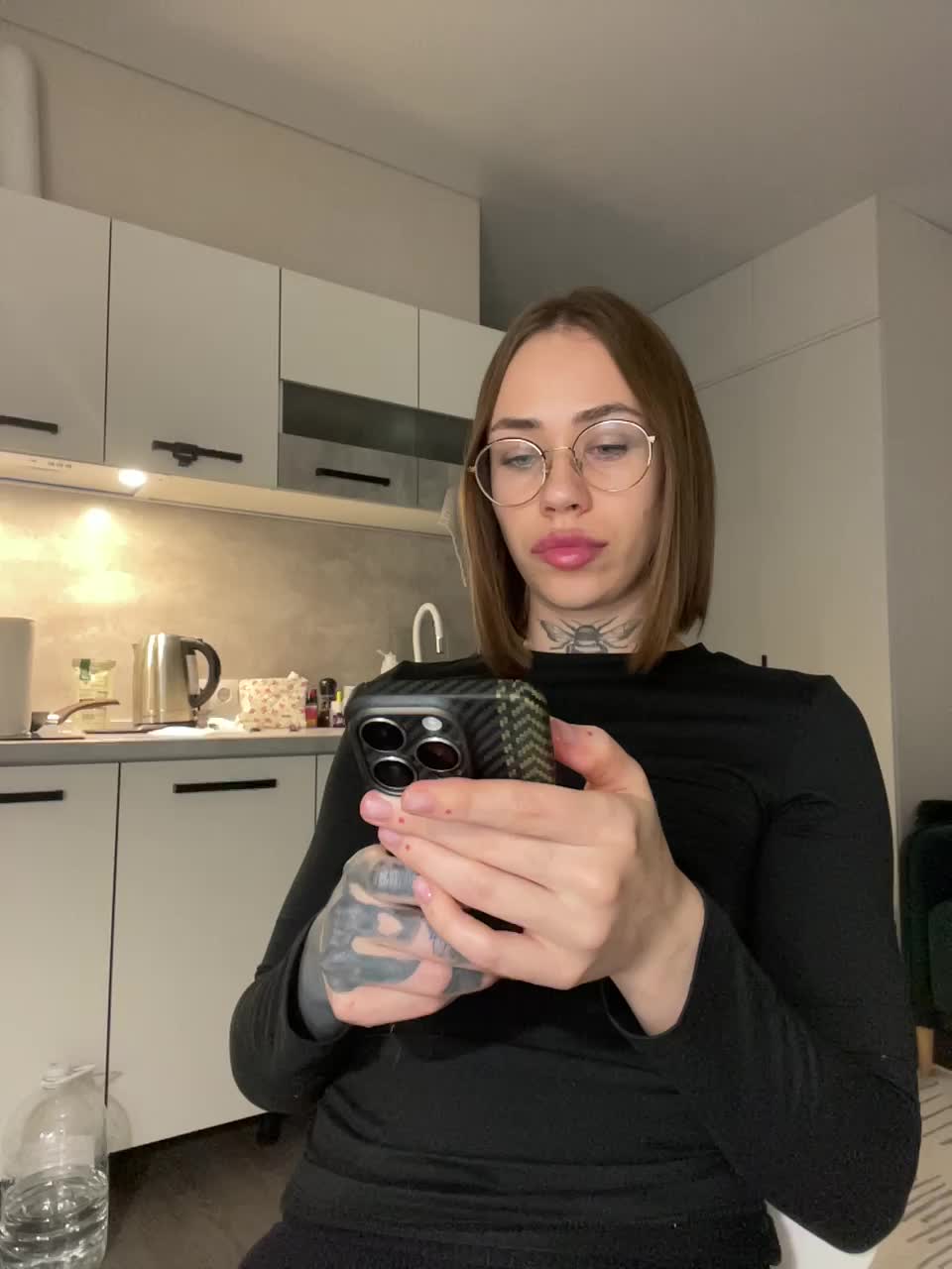 v_-_-_v Adult Chat September 18, 2025