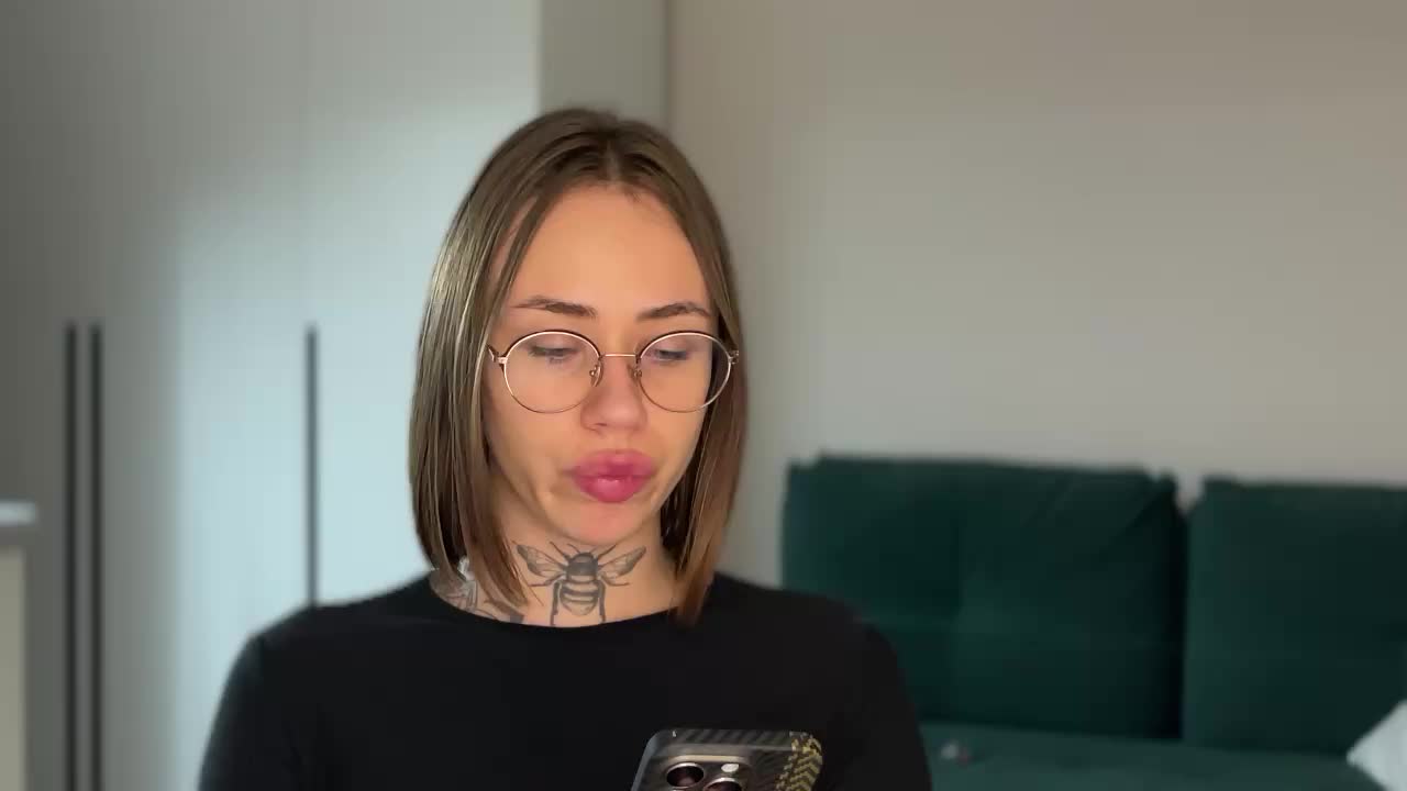 v_-_-_v Adult Chat September 19, 2025