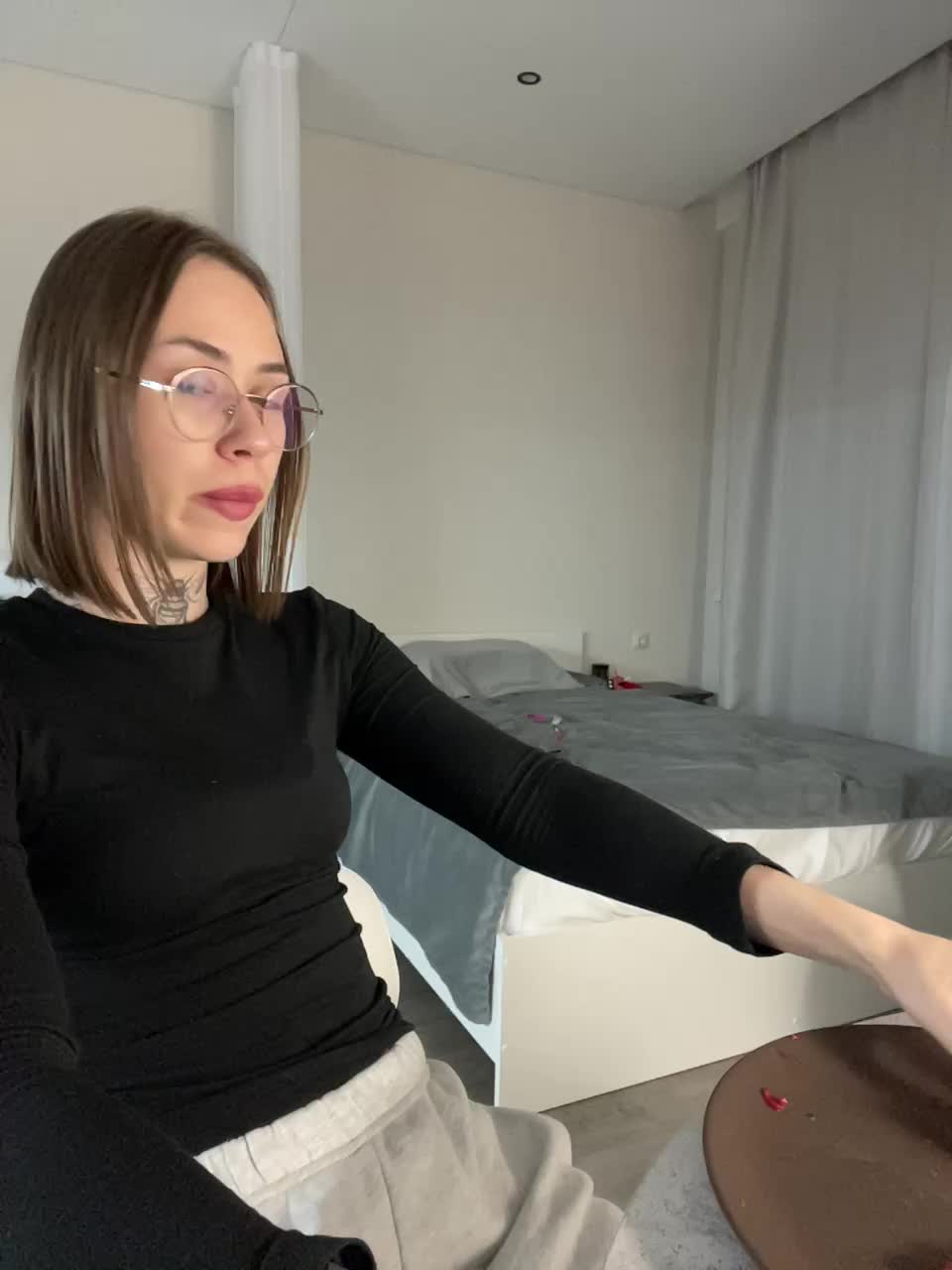 v_-_-_v Adult Chat September 28, 2025