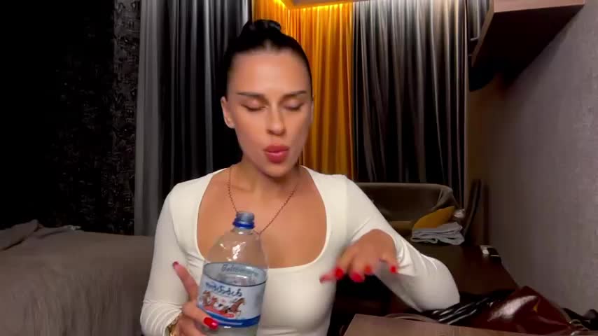 MariaValverdeee_2025-10-01_23-34-50_388 Adult Chat October 2, 2025