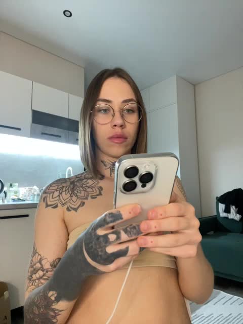 v_-_-_v Adult Chat October 10, 2025