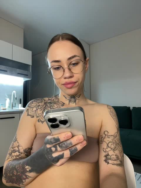 v_-_-_v Adult Chat October 11, 2025