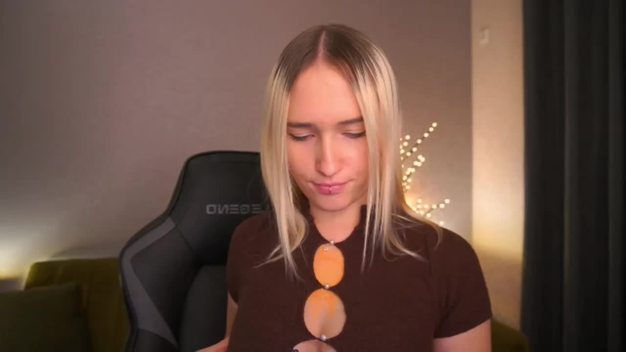 LilElfie_2025-10-15_18-35-57_323 Adult Chat October 15, 2025