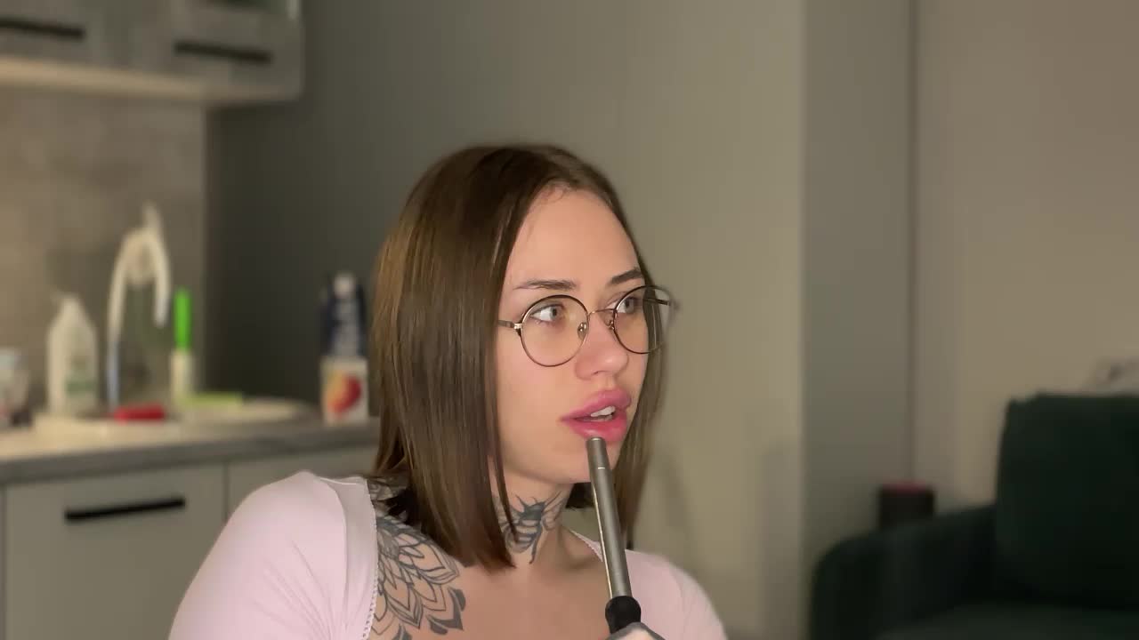 v_-_-_v Adult Chat October 28, 2025