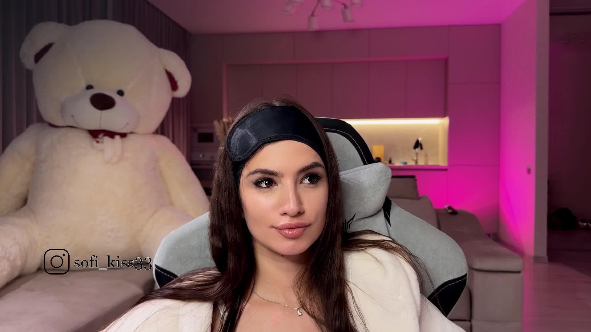 Sofi-Mi Adult Chat October 31, 2025