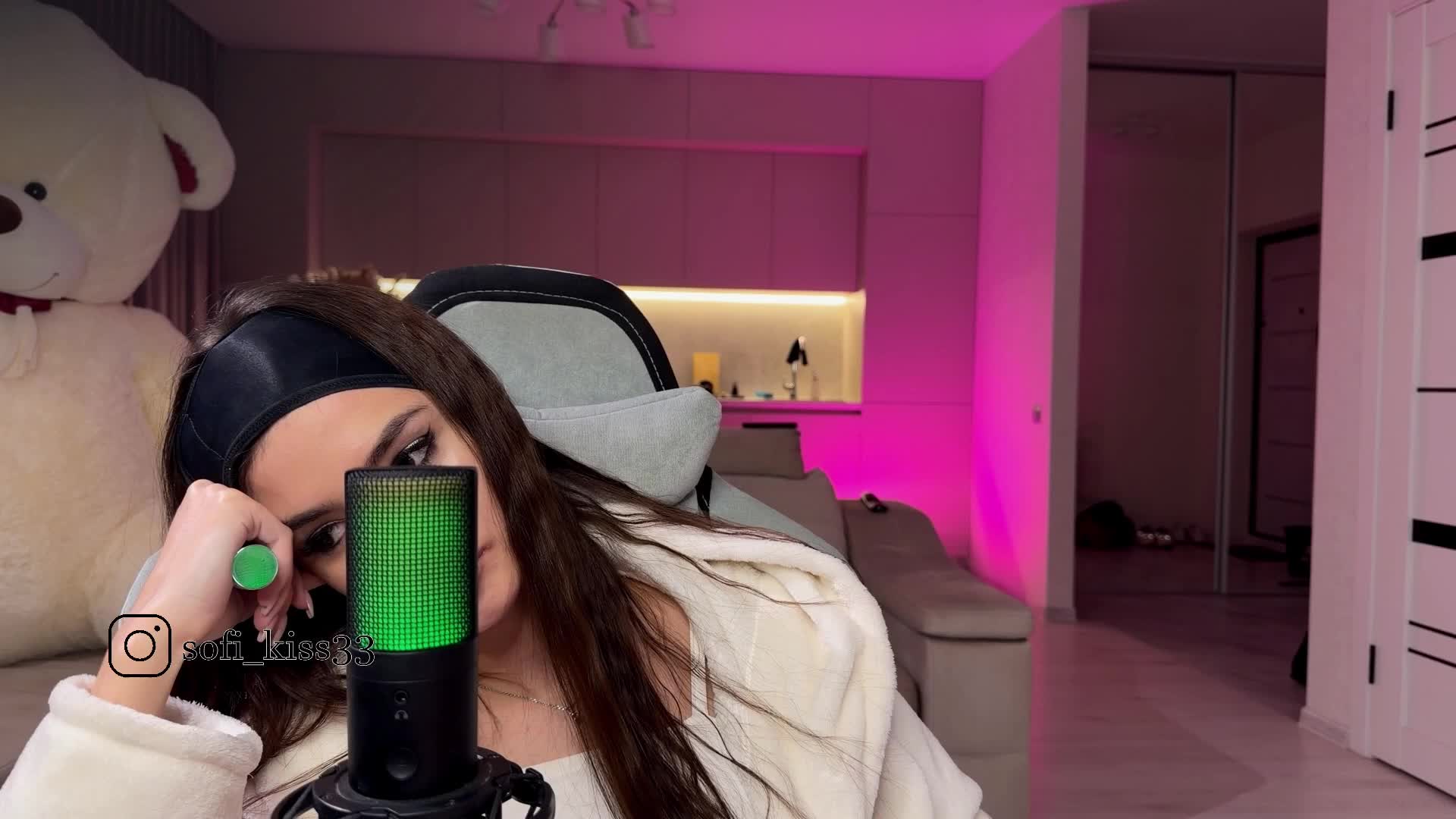 Sofi-Mi Adult Chat October 31, 2025