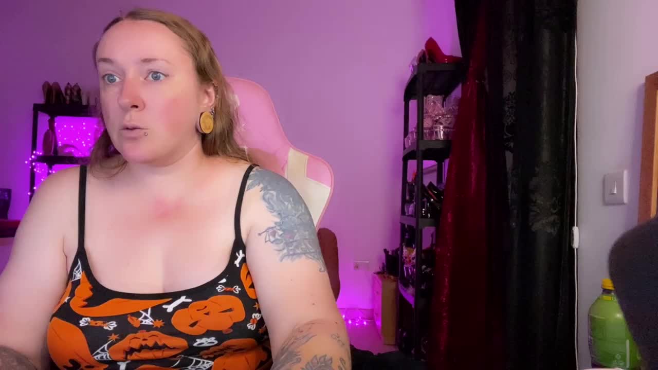 NylonQueen Adult Chat October 31, 2025