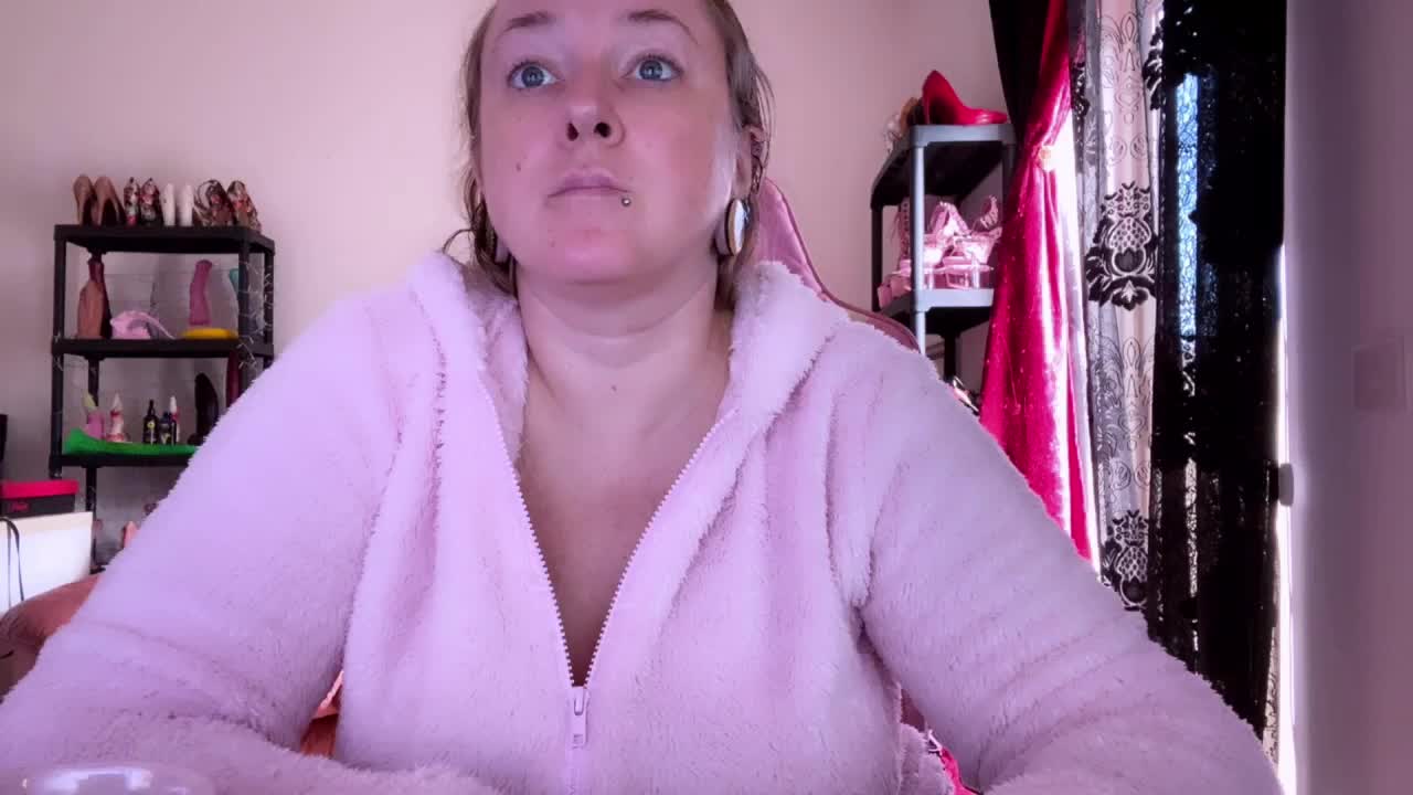 NylonQueen Adult Chat November 5, 2025