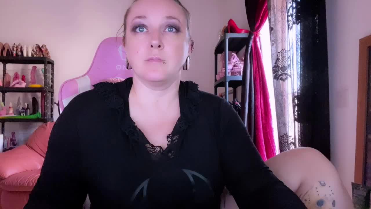 NylonQueen Adult Chat November 11, 2025