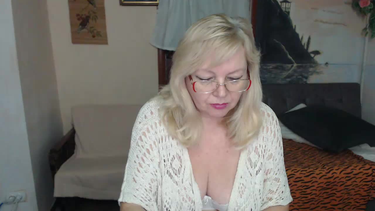 EvelynLoveShy Adult Chat November 18, 2025