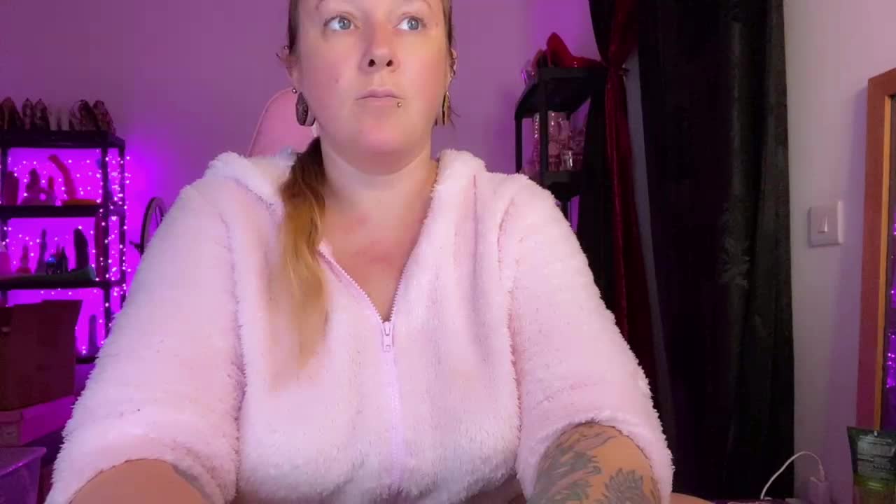 NylonQueen Adult Chat November 18, 2025