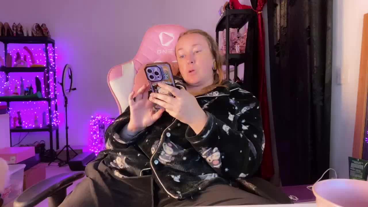 NylonQueen Adult Chat November 25, 2025