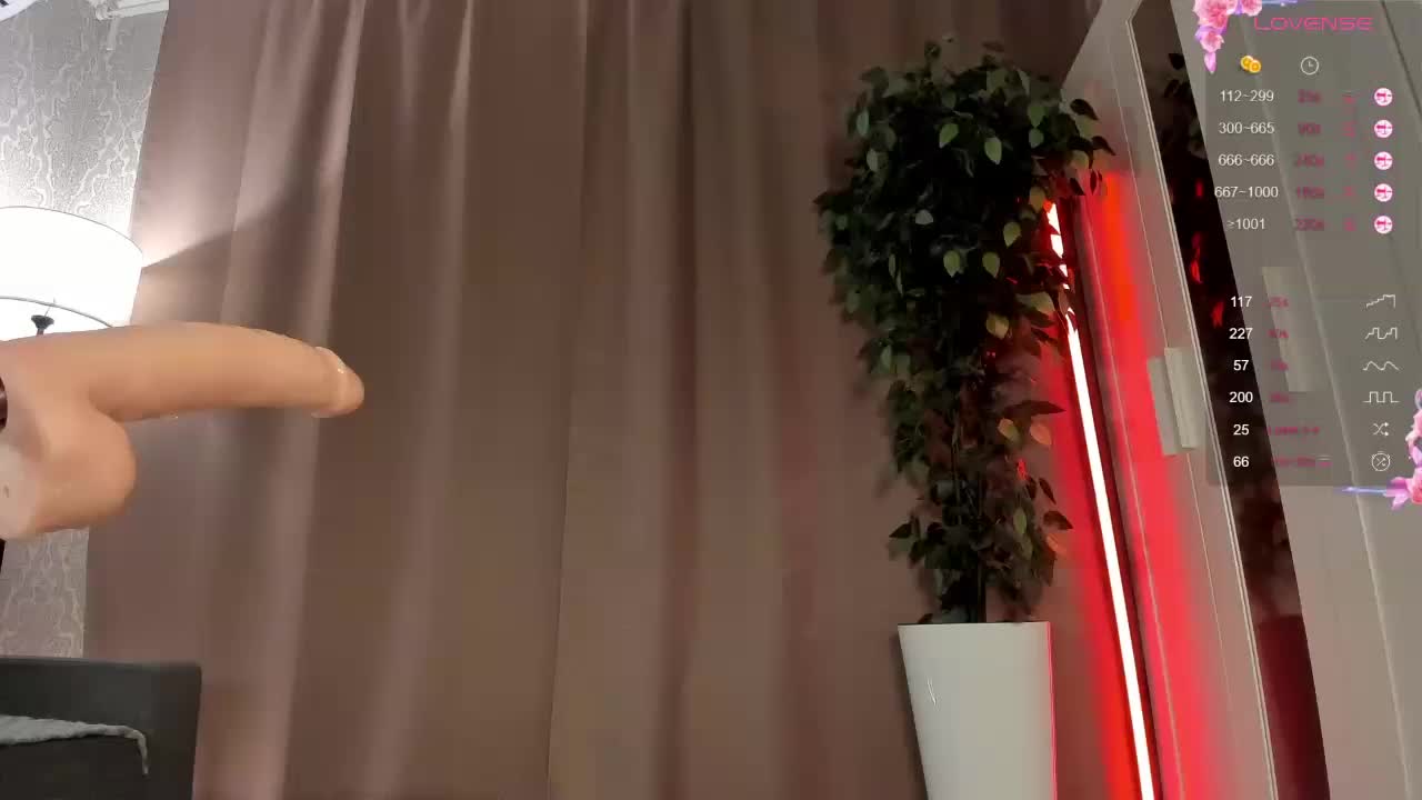 Juicy-Vikki Adult Chat November 28, 2025