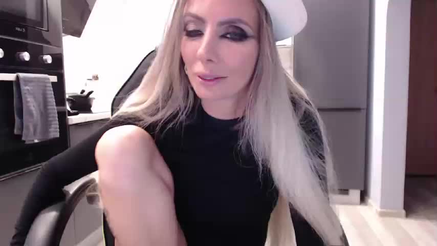 blondalina Adult Chat November 30, 2025