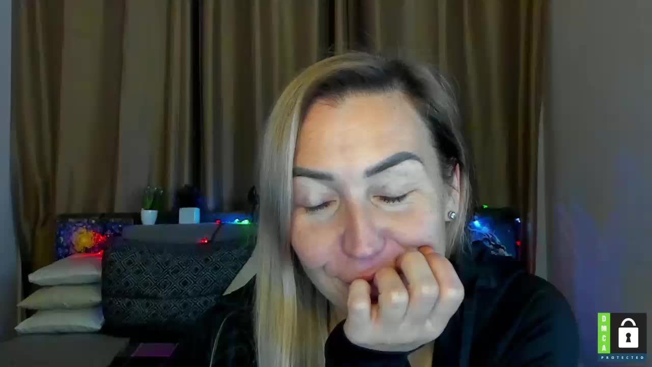 Jullyblondkiss Adult Chat December 14, 2025