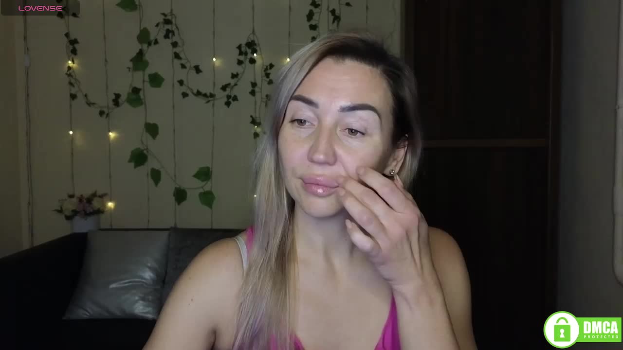 Jullyblondkiss Adult Chat December 18, 2025