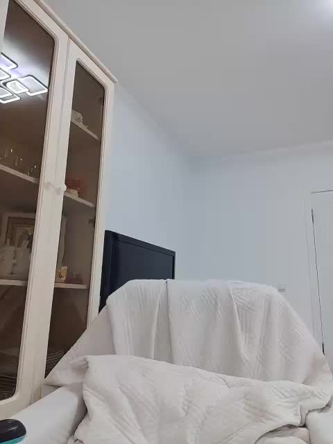 _SKYY_____ Adult Chat December 18, 2025