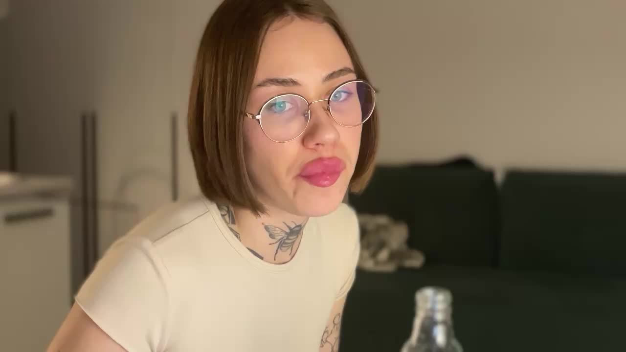 v_-_-_v Adult Chat December 25, 2025