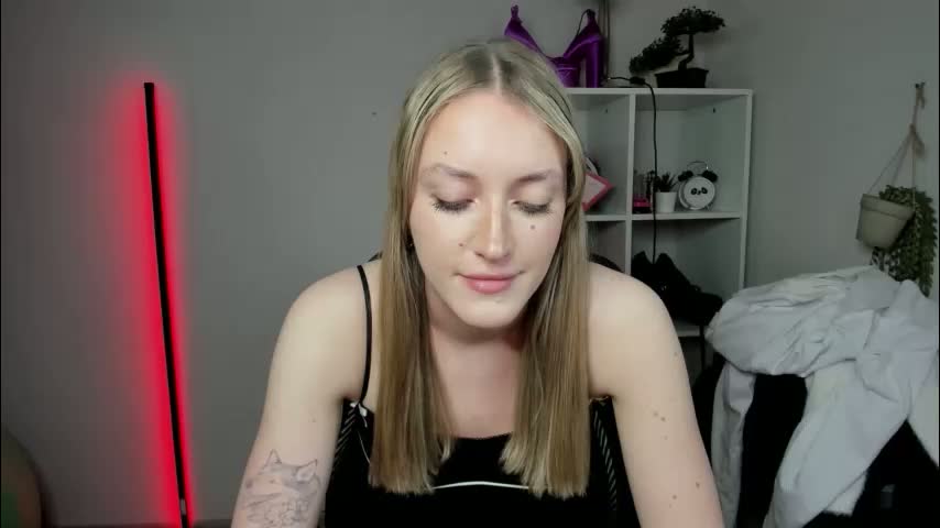 evelynblond Adult Chat March 18, 2026