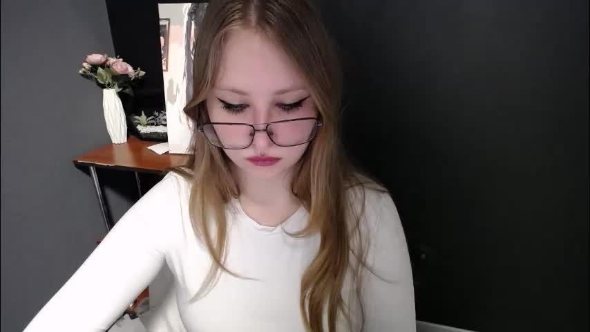 cute_minx Adult Chat April 1, 2026