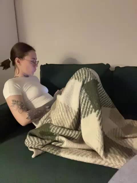 v_-_-_v Adult Chat April 4, 2026