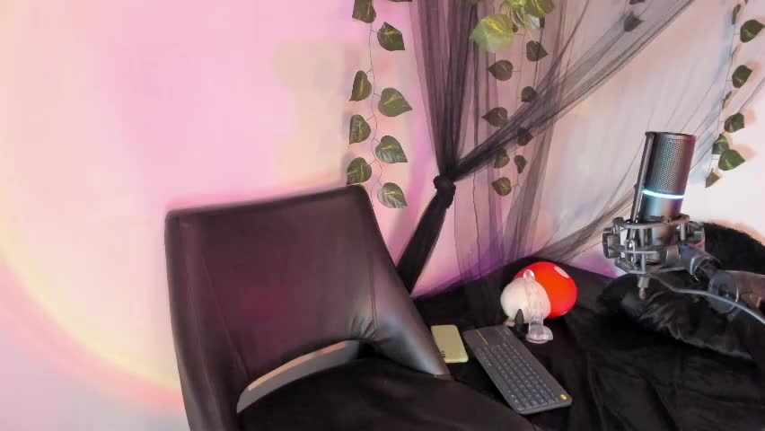 lucyjade2 Adult Chat April 10, 2026