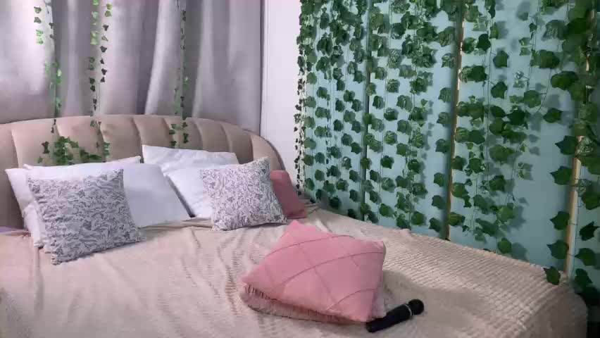 love_is_lola Adult Chat April 14, 2026