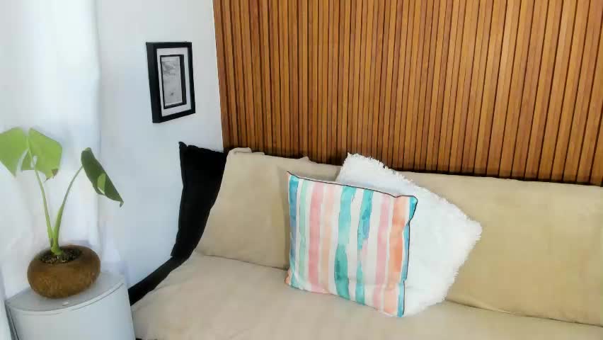 mia_girl00 Adult Chat April 15, 2026