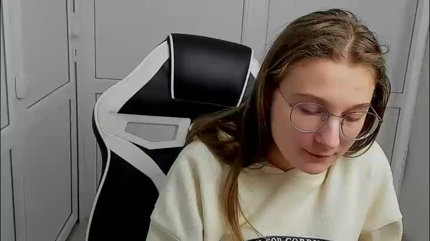 queen_amelie Adult Chat April 15, 2026