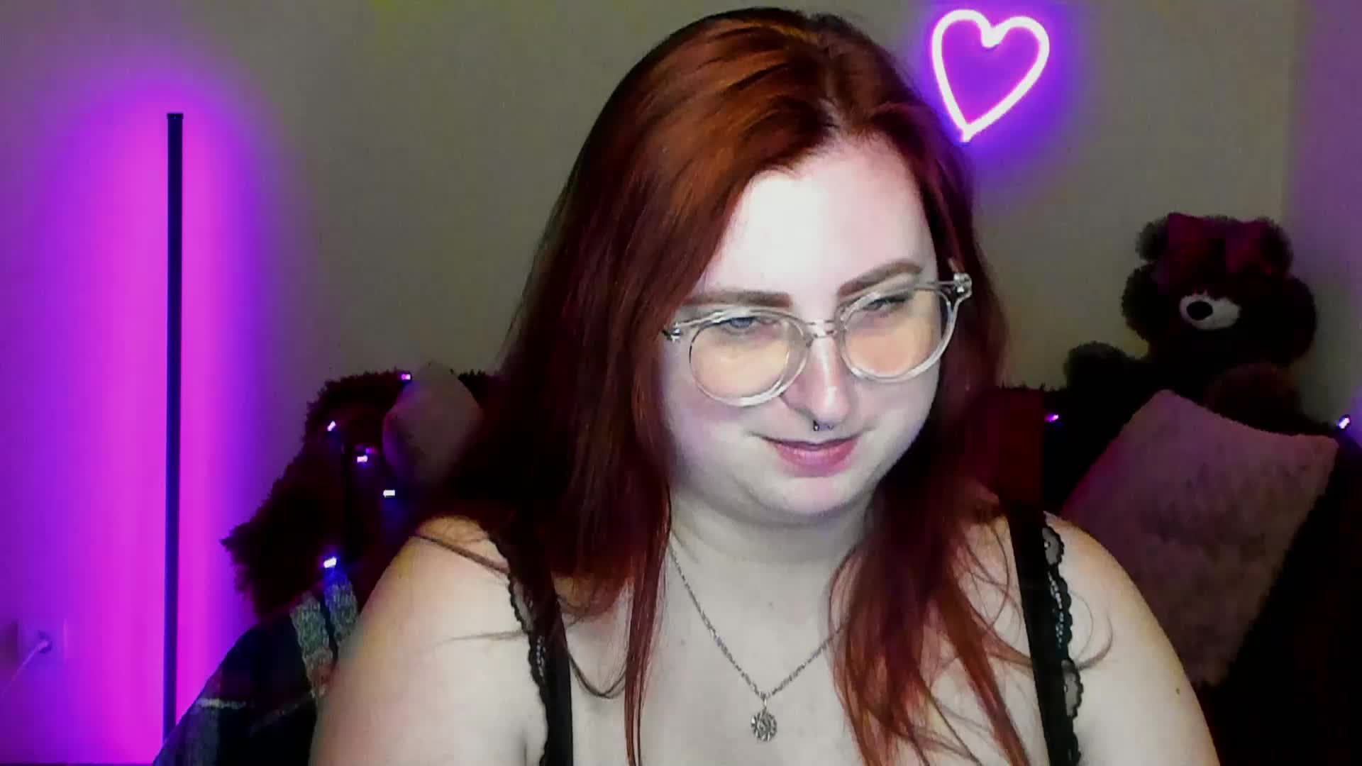 Aliciaredluv Adult Chat April 17, 2026