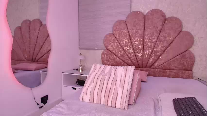 mia_collenss Adult Chat April 17, 2026