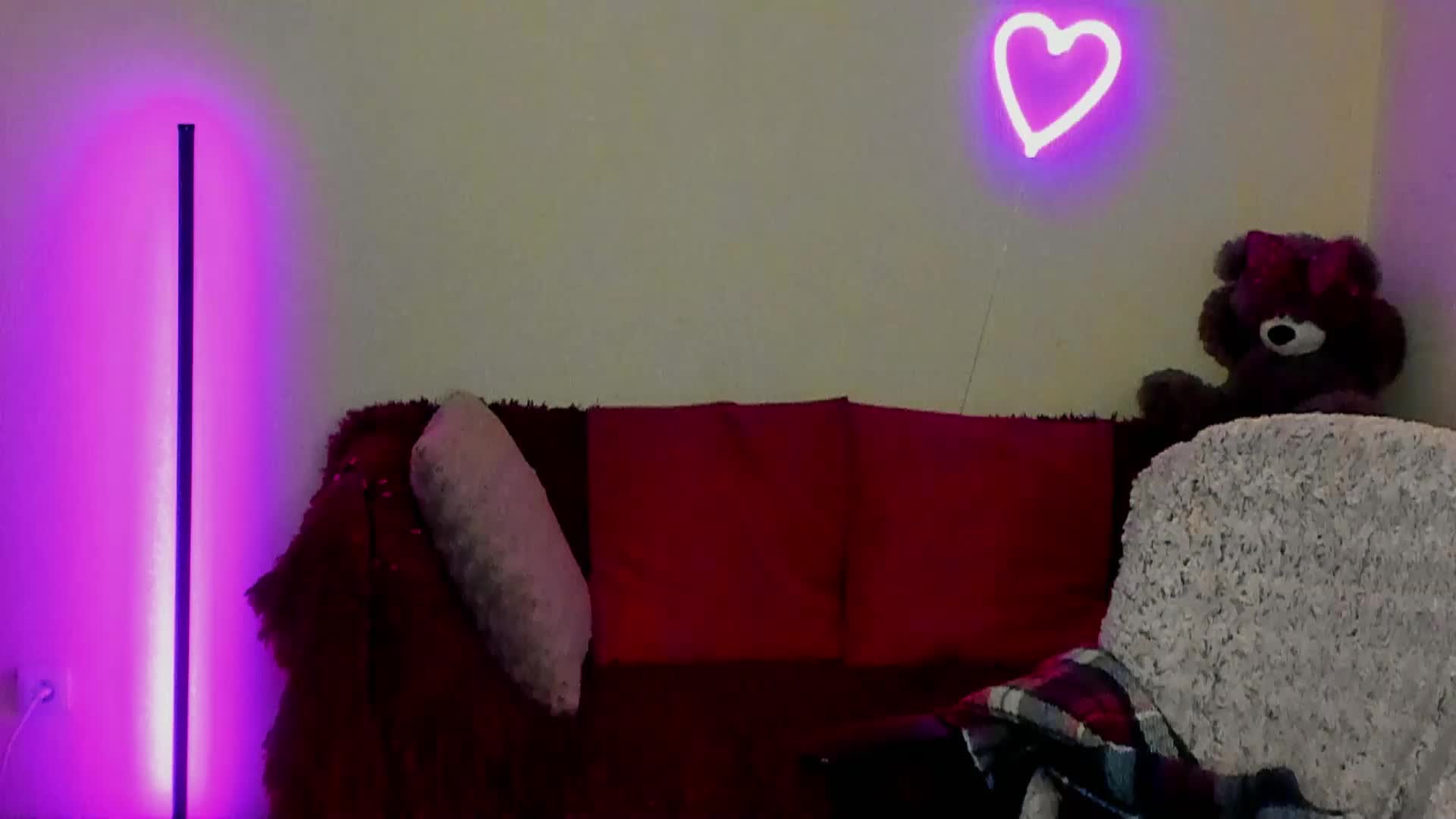 Aliciaredluv Adult Chat April 18, 2026