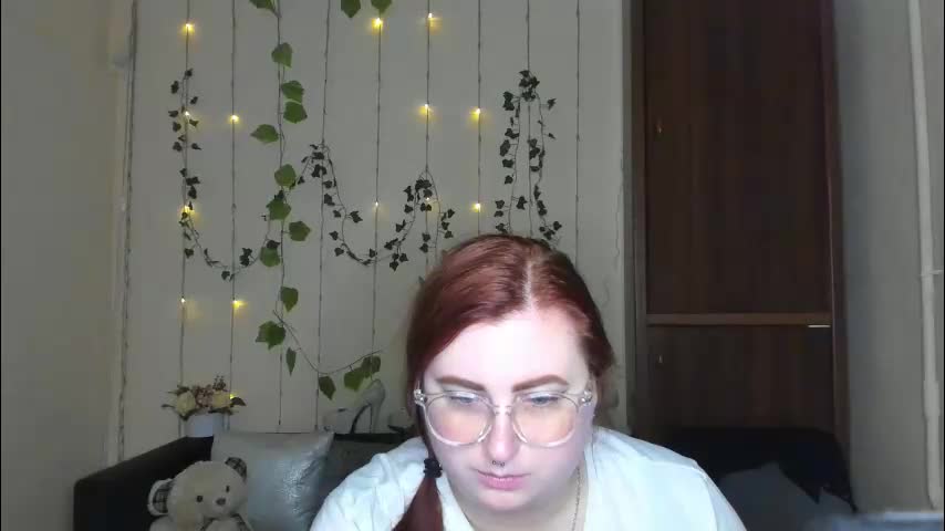 alicia_side_red Adult Chat April 21, 2026