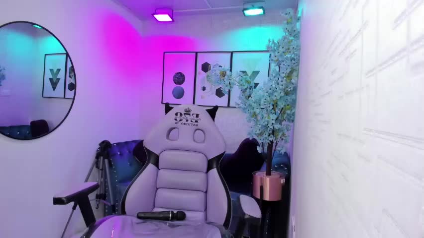 tiara_r Adult Chat April 29, 2026