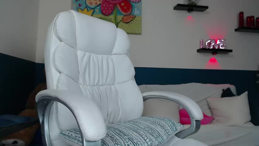 hebelongs2her Adult Chat May 5, 2026