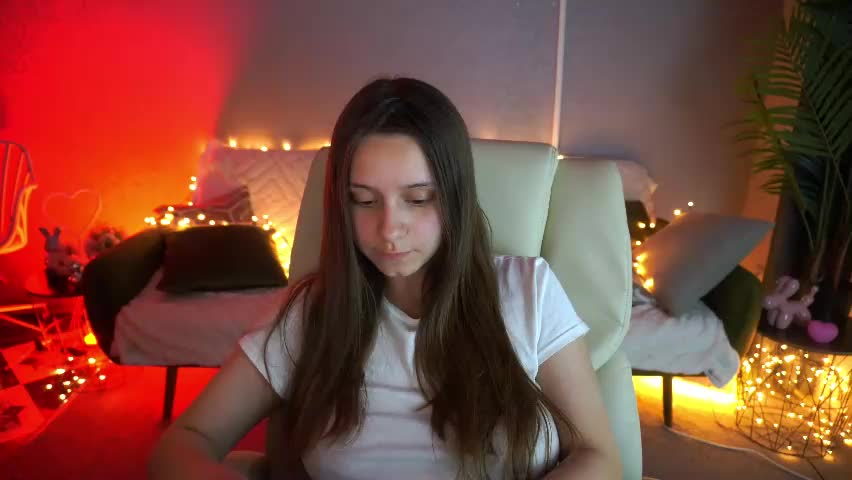 tinynataliee Adult Chat May 17, 2026