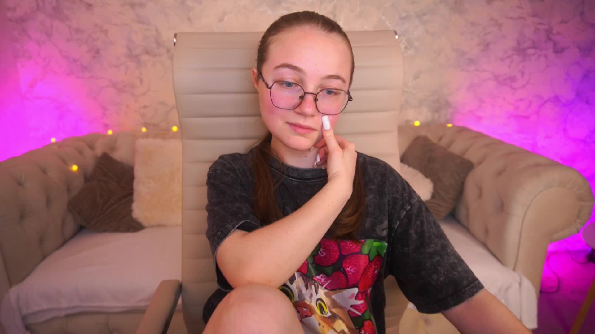 ArrinaWairr Adult Chat June 19, 2026